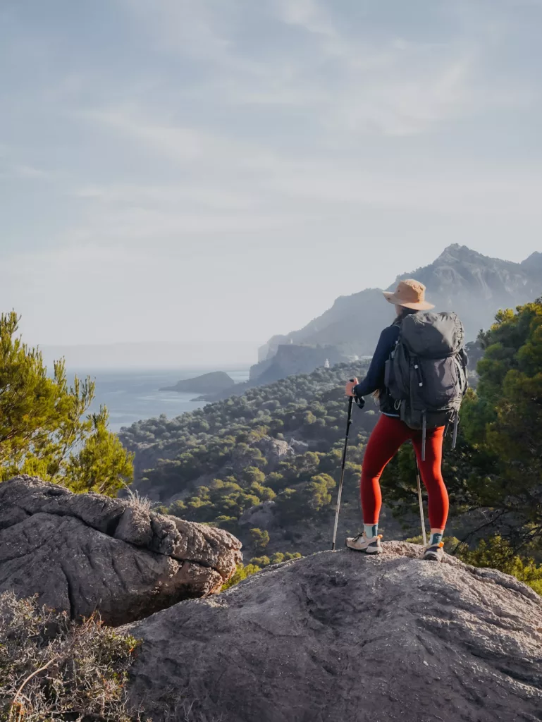 Randonneue sur le GR221 à proximité du port de Soller (Far des Cap Gros).