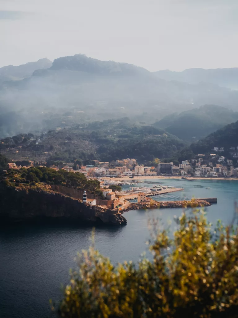 Vue sur le port de Soller depuis le Far de Cap Gros à Majorque (Malloraca)