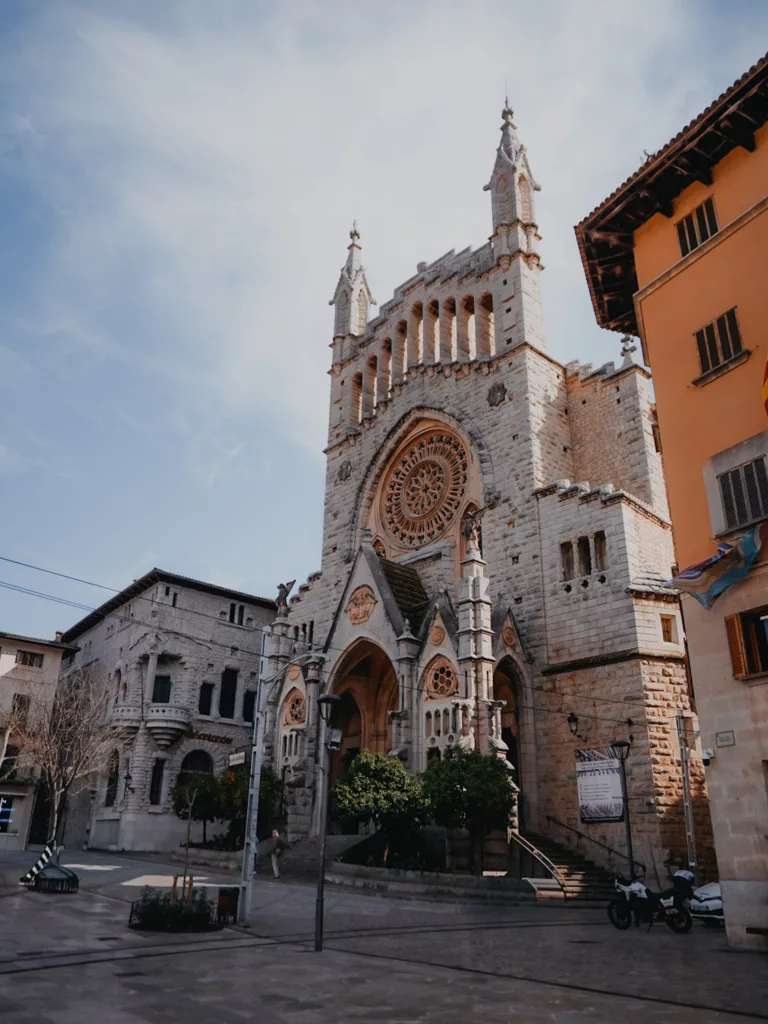 Eglise de Sant Bartomeu de Soller, place de la contitution de Soller.