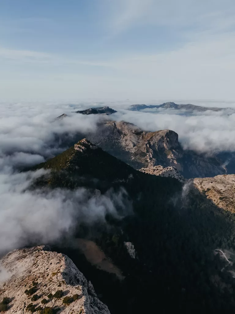 SIerra Tramuntana : vue aerienne de paysages de monatgnes à Majorque sur le GR221.