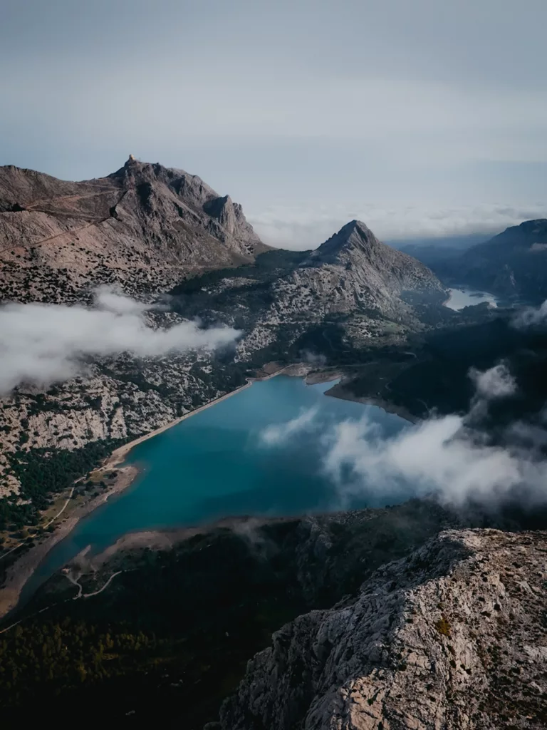 Lac de Cuber dans les montagnes de la Sierra de Tramuntana à Majorque. Itinéraire de trek sur le GR221 sur les îles Baléares.