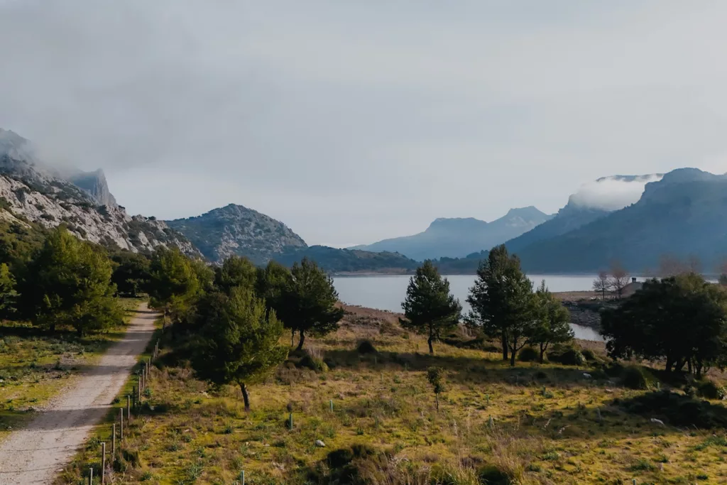 Lac de Cuber dans les montagnes de la Sierra de Tramuntana à Majorque. Itinéraire de trek sur le GR221 sur les îles Baléares.