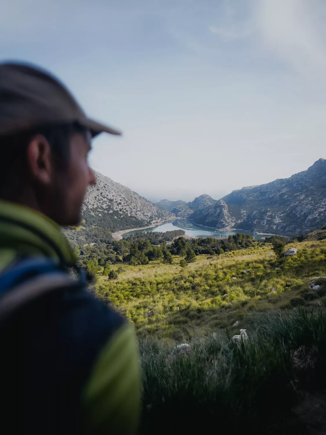 Randonneur devant le lac de Gorg Blau dans le centre de Majorque (Sierra Tramuntana). GR221 Route de la pierre Sèche.