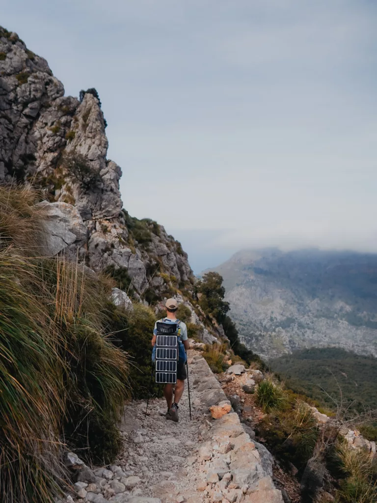 Randonneur sur le GR221 à Majorque : la route de la pierre sèche.