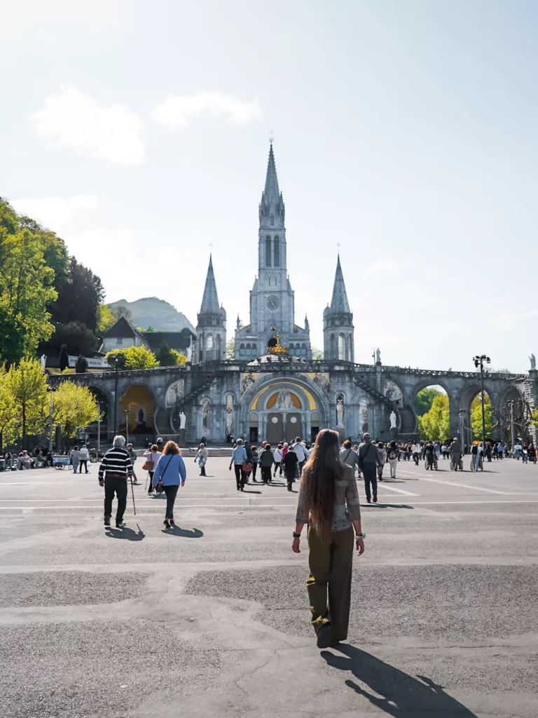Sanctuaire de Lourdes, visite du sanctuaire et des basiliques au printemps ; Visite culturelle et historique.