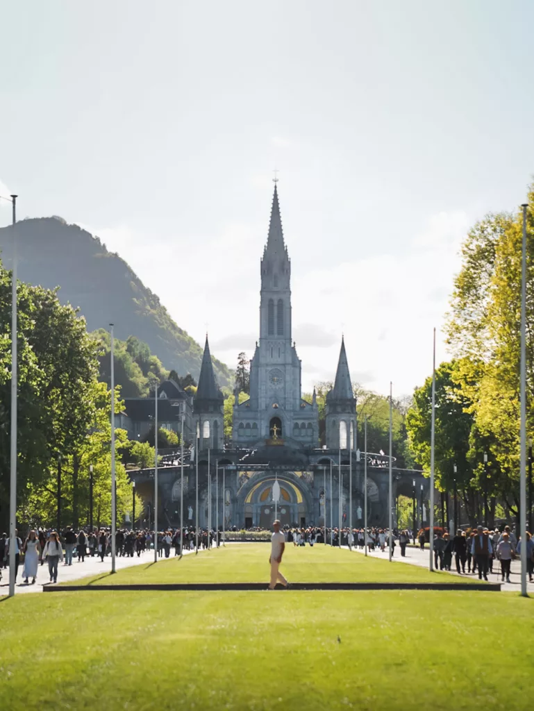 Sanctuaire de Lourdes au printemps. Visite de Lourdes et du sanctuaire, guide pratique.