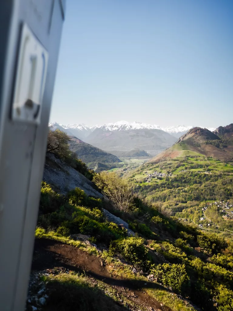 Funiculaire du Pic du Jer à Lourdes. Vue sur les Pyrénées depuis le funiculaire au printemps.