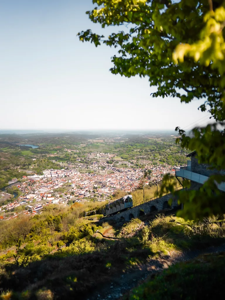 Funiculaire du Pic du Jer à Lourdes, montée du funiculaire et ville de Lourdes en arrière-plan.