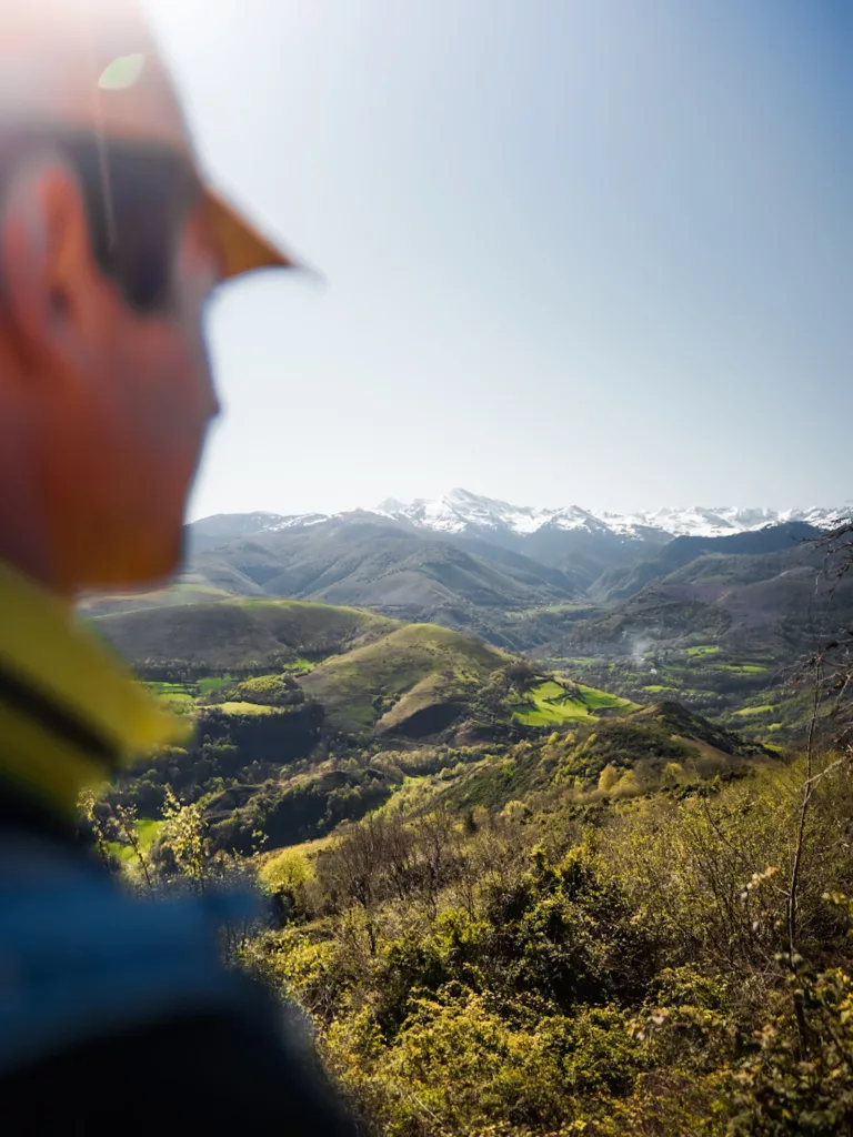 Randonneur devant les paysages de Lourdes au printemps. Randonnée dans le Piémont Pyrénéen.