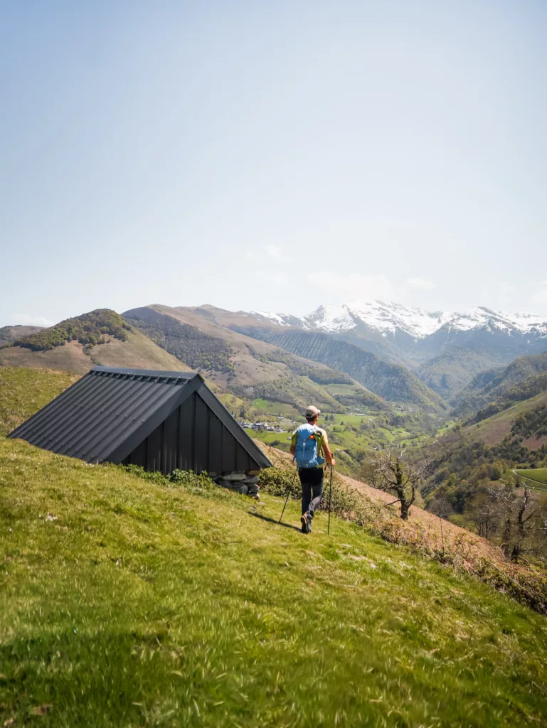 Randonneur devant une cabane des Pyrénées sur la crête entre le Soum de Trémou et le Soum de Trées.