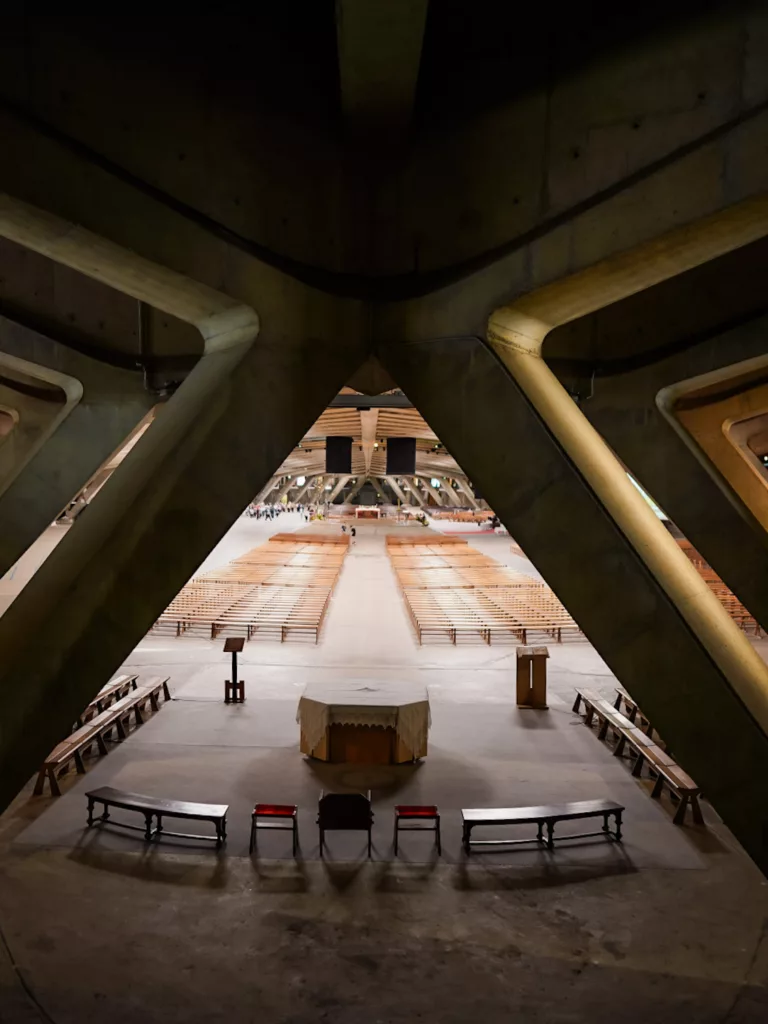 Basilique Saint Pi X, basilique souterraine au sanctuaire de Lourdes.