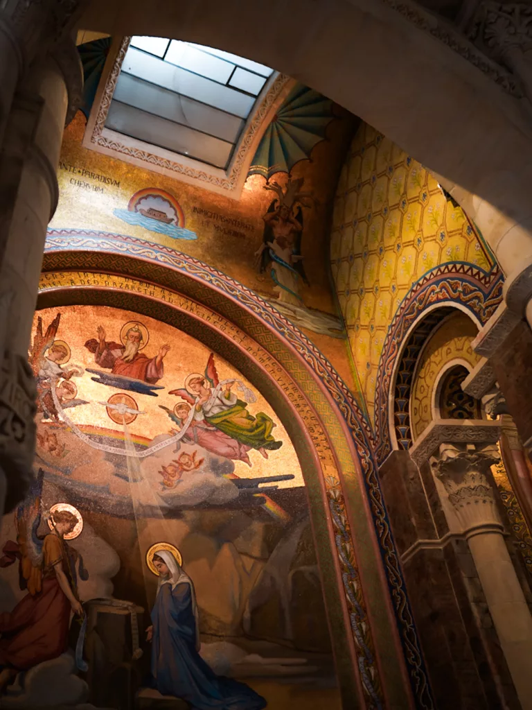 Basilique de Notre-Dame du Rosaire à Lourdes. Visite du sanctuaire de Lourdes.
