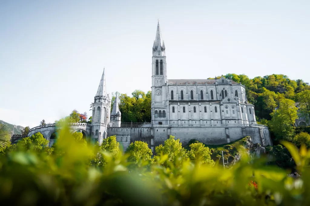 Sanctuaire de Lourdes au printemps. Visite de Lourdes et du sanctuaire, guide pratique.