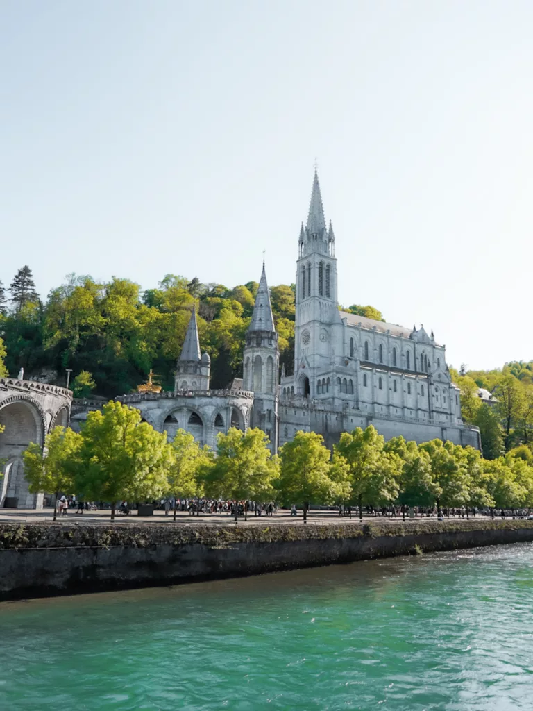 Sanctuaire de Lourdes, visite du sanctuaire et des basiliques au printemps ; Visite culturelle et historique.
