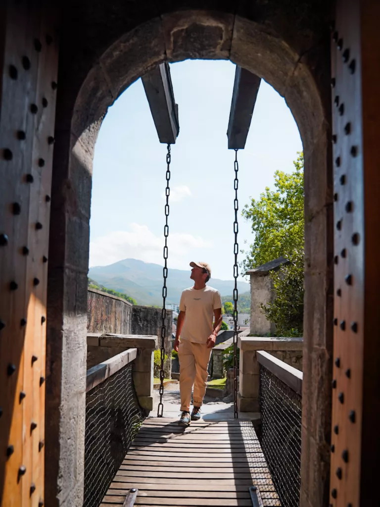 Visite du château fort médiéval de Lourdes : le pont Levis.