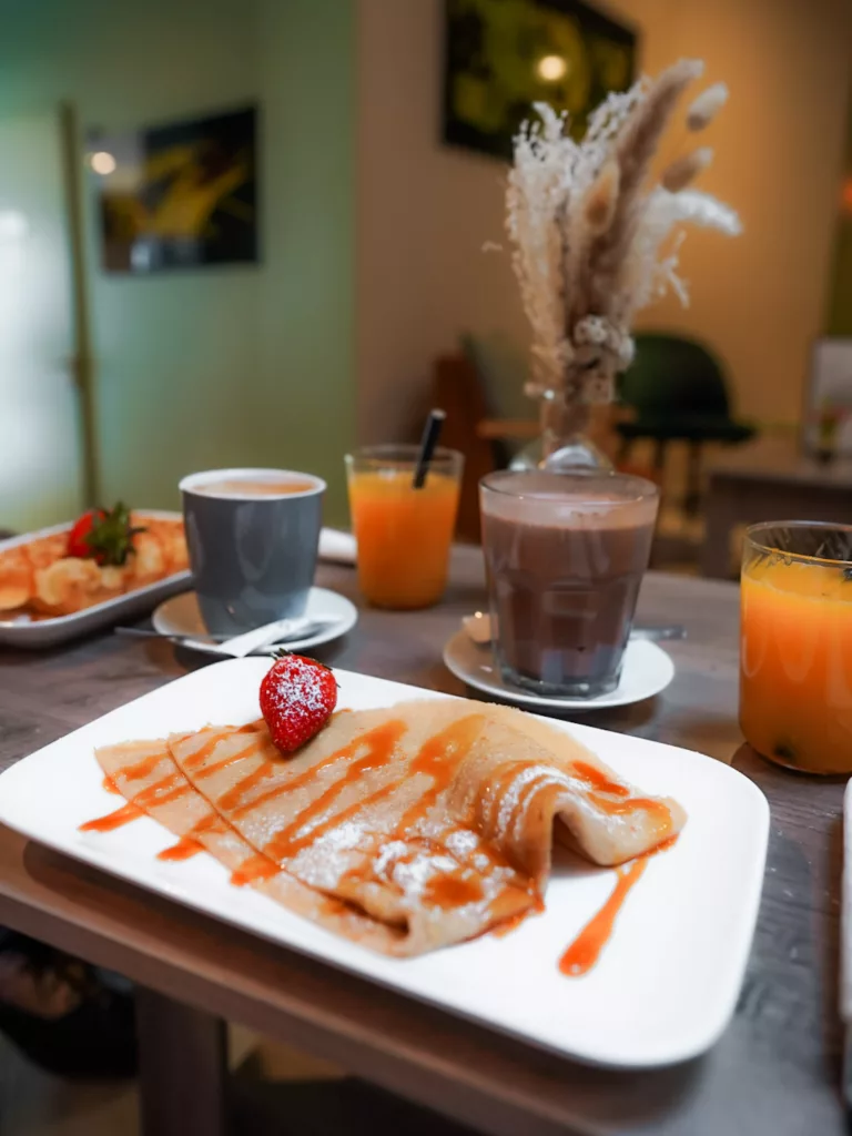 Petit-déjeuner à la Brulerie Lourdaise, torréfacteur et salon de thé à Lourdes.