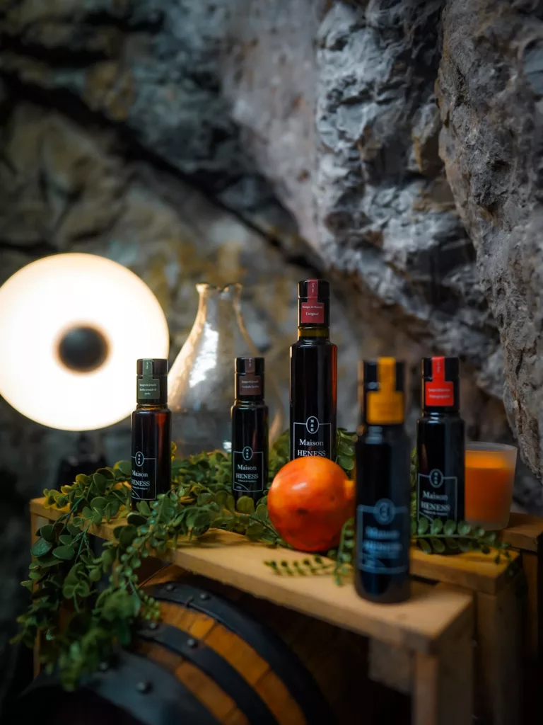 Vinaigre d'exception de la Maison Heness, vinaigre de Grenade aux différentes saveurs. Produits locaux de Lourdes et des Pyrénées. 