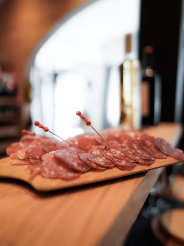 Maison du Jambon à Lourdes : dégustation de charcuterie de Porc Noir de Bigorre AOP. Spécialité charcuterie à Lourdes.