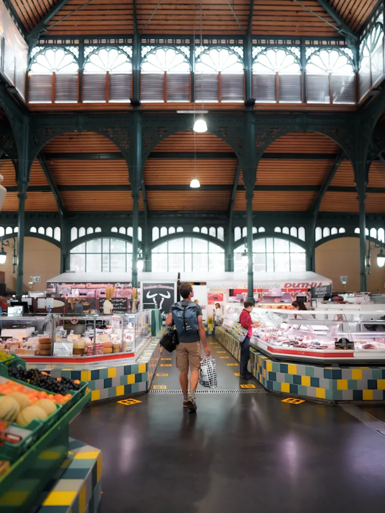 Les Halles de Lourdes, marché local tous les matins à Lourdes.