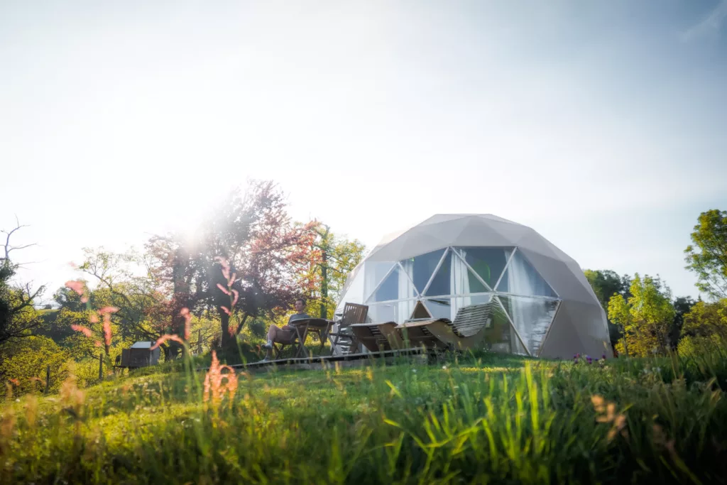 Où séjourner à Lourdes : dôme géodésique du camping Arrouach à Lourdes. Hébergement insolite pour une escapade en amoureux dans les Pyrénées.
