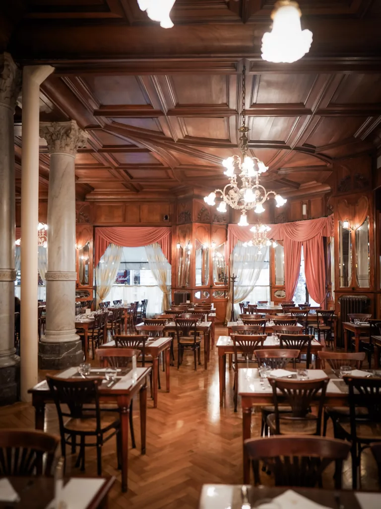 Restaurant Majorelle au Grand Hôtel Moderne à Lourdes. Établissement historique à côté du sanctuaire de Lourdes.