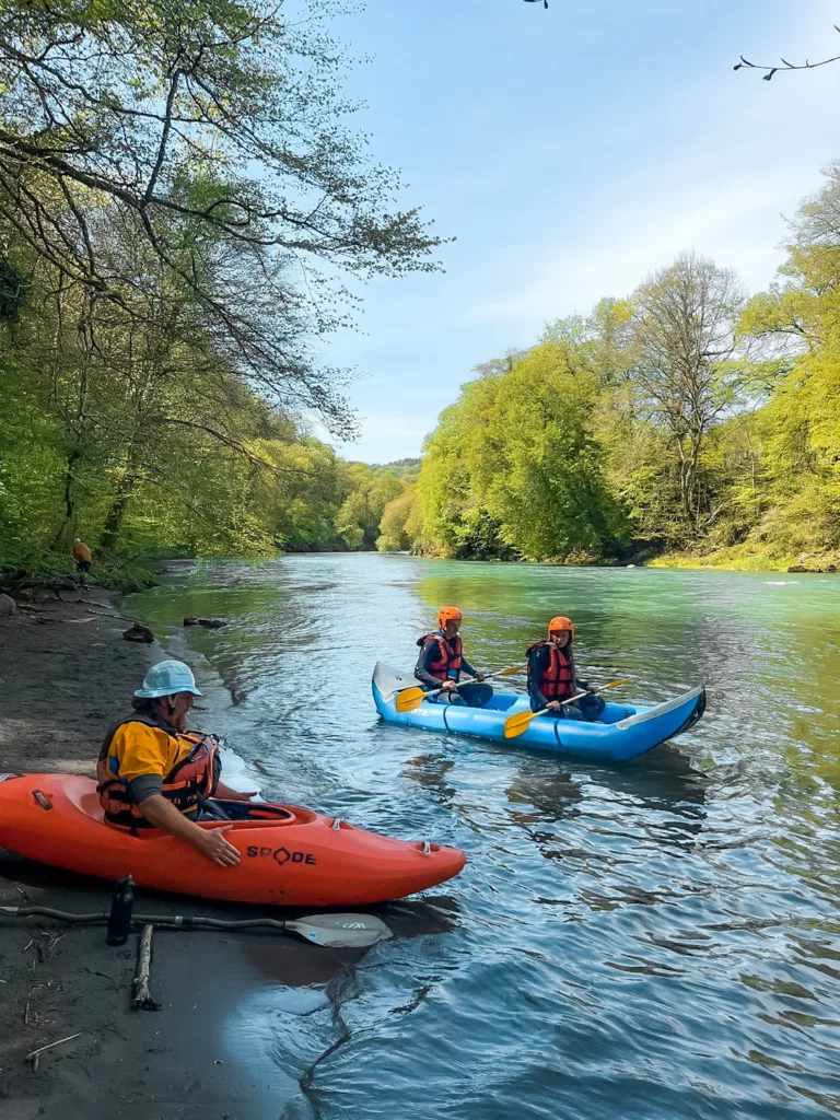 Canoraft (Canoë/rafting) sur le Gave de Pau à Lourdes avec 02Lourdes. Activités nature et outdoor à faire à Lourdes et dans les Pyrénées.