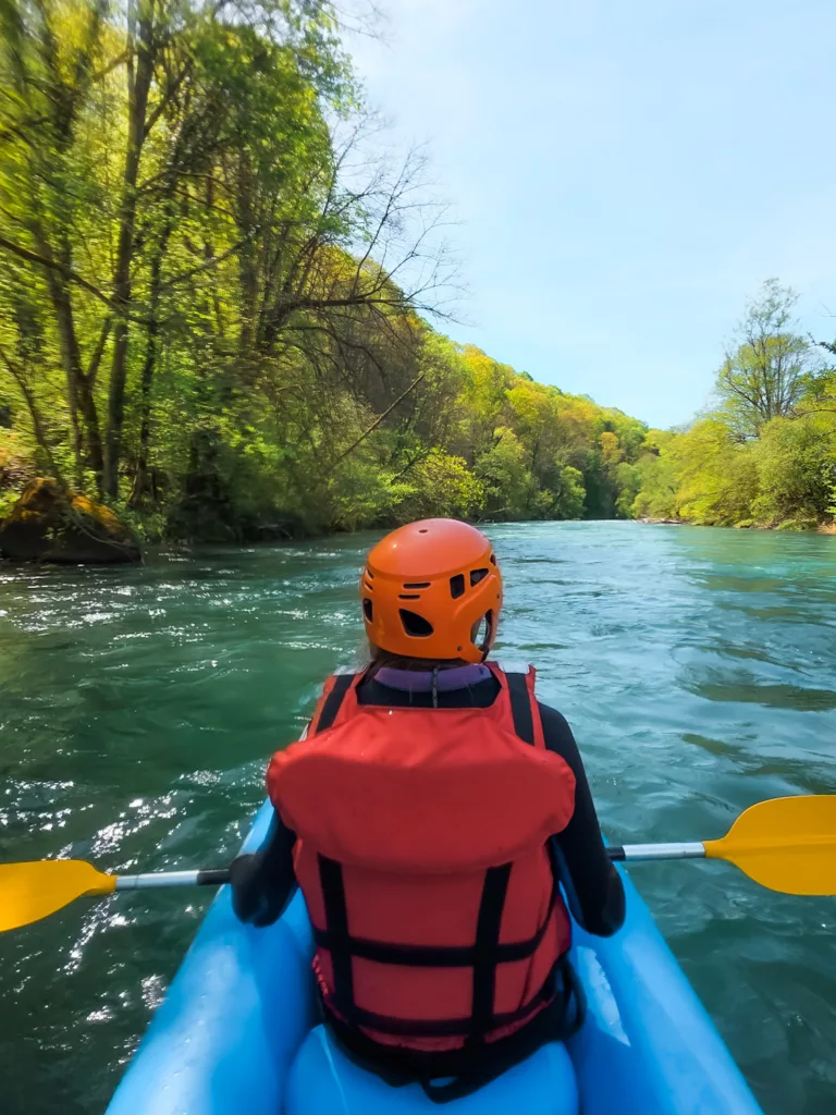 Canoraft (Canoë/rafting) sur le Gave de Pau à Lourdes avec 02Lourdes. Activités nature et outdoor à faire à Lourdes et dans les Pyrénées.