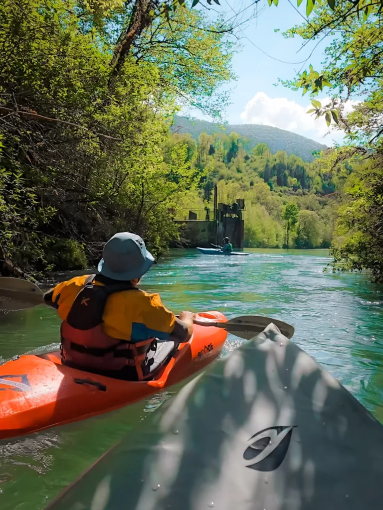 Canoraft (Canoë/rafting) sur le Gave de Pau à Lourdes avec 02Lourdes. Activités nature et outdoor à faire à Lourdes et dans les Pyrénées.