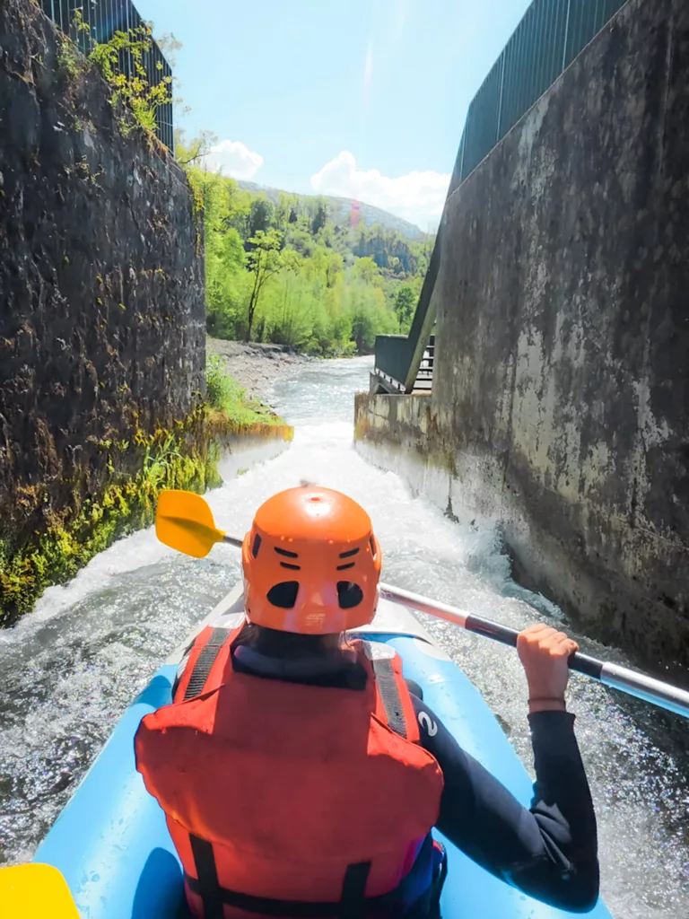 Canoraft (Canoë/rafting) sur le Gave de Pau à Lourdes avec 02Lourdes. Activités nature et outdoor à faire à Lourdes et dans les Pyrénées.