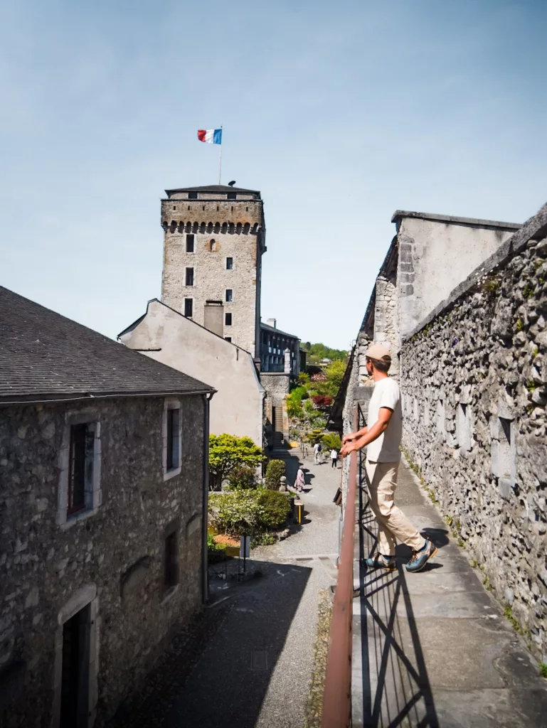 Visite du château fort médiéval de Lourdes : homme devant le château fort de Lourdes.