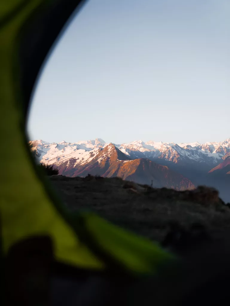 Bivouac proche de Lourdes dans les Pyrénées, lever de soleil.