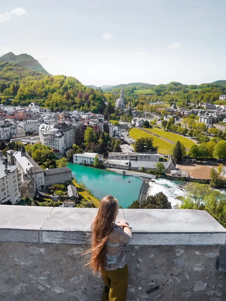 Vue sur Lourdes et le sanctuaire depuis le château fort de Lourdes au printemps.