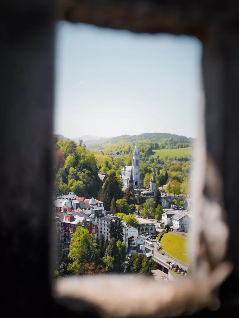 Vue sur Lourdes et le sanctuaire depuis la fenêtre du château fort de Lourdes.