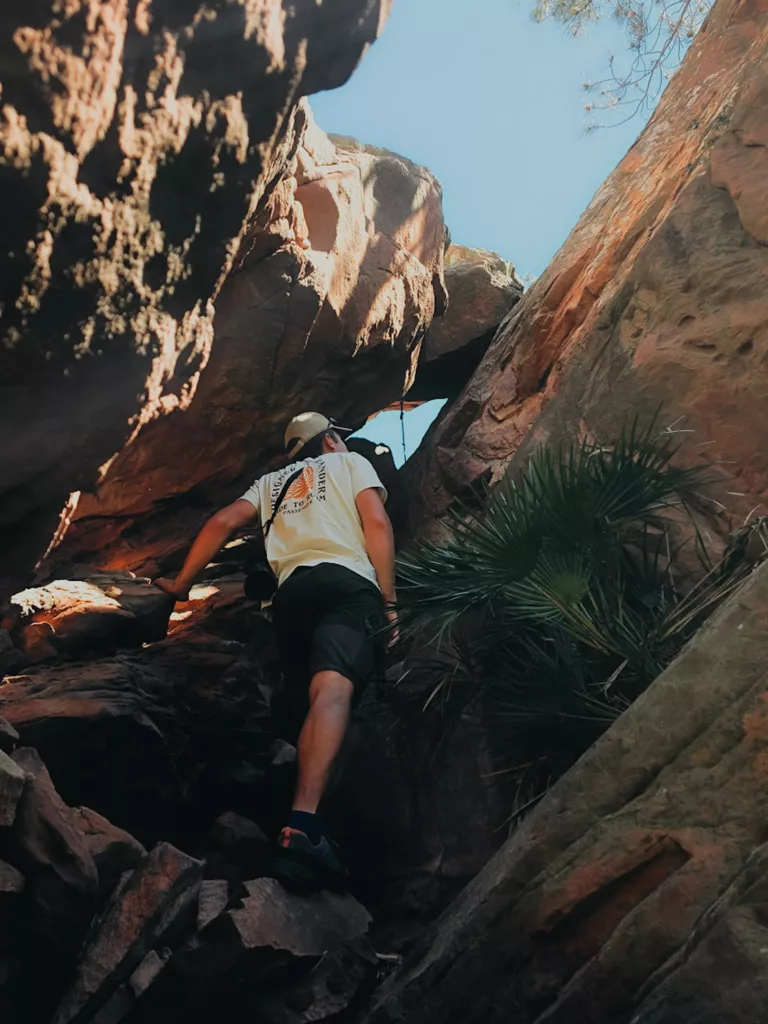 Randonnée atypique au Trampolí del Diable dans la région de Valence proche de Benicàssim. Homme sur un sentier technique avec des passages d'escalade en Espagne.
