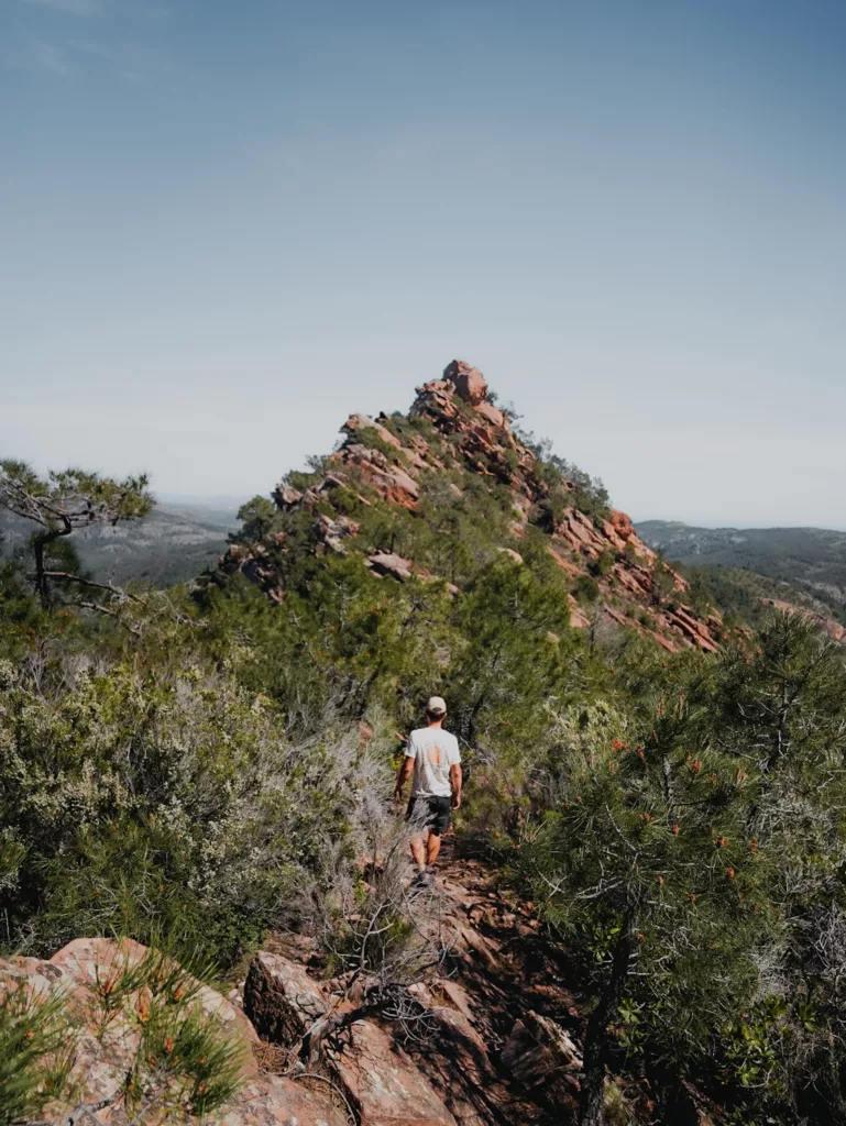 Randonnée atypique au Trampolí del Diable dans la région de Valence proche de Benicàssim.  Randonneur sur la crête des Agulles de Sanrta Agueda.
