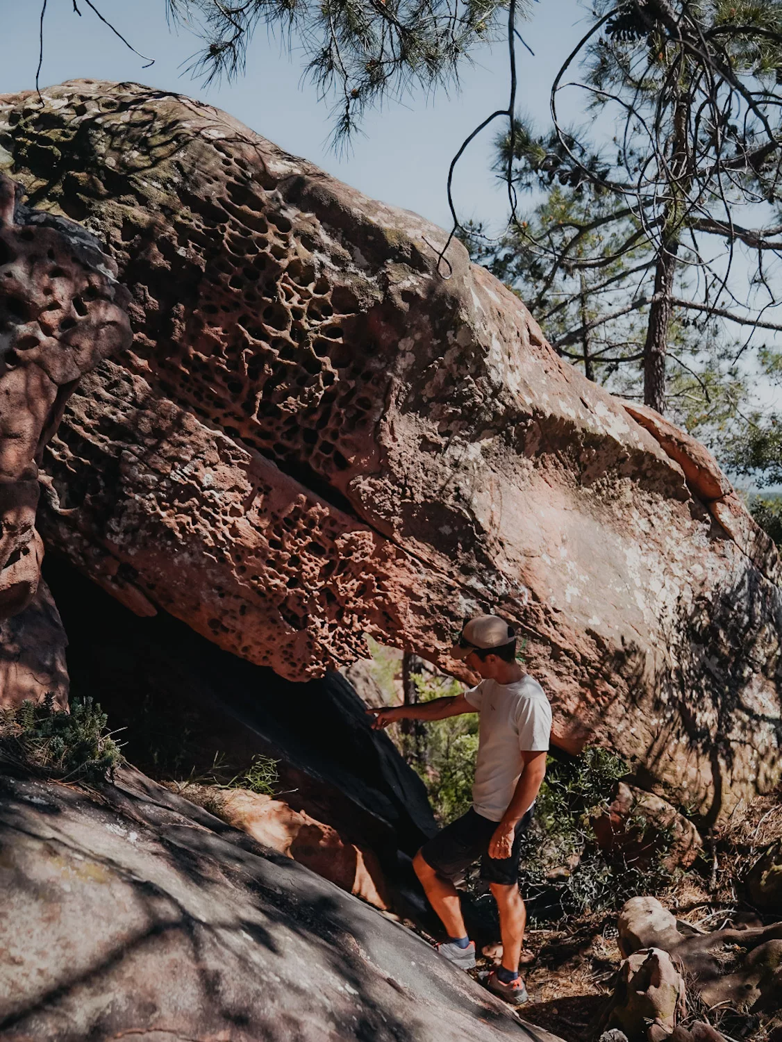 Randonnée atypique au Trampolí del Diable dans la région de Valence proche de Benicàssim.   Homme devant des rochers en gré avec des formes étranges.