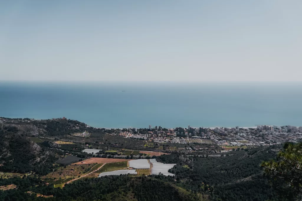 Randonnée atypique au Trampolí del Diable dans la région de Valence proche de Benicàssim.  Paysages de la côte et la mer méditerranée en Espagne.