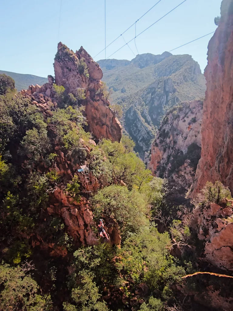 Via ferrata Lo Pas de la Savina en Aragon dans le nord de l'Espgane. Niveau K4 plus variante pour accéder au pendule géant.