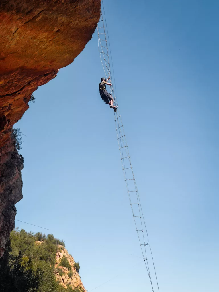 Via ferrata Lo Pas de la Savina en Aragon dans le nord de l'Espgane. Niveau K4 plus variante pour accéder au pendule géant.