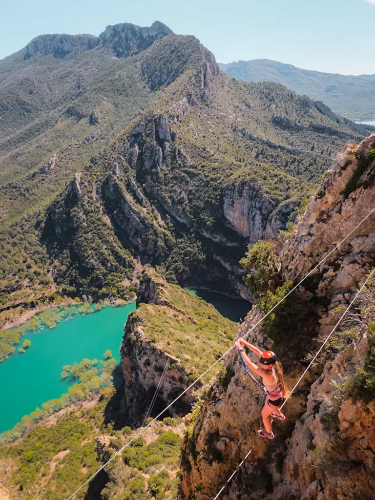 Via ferrata Lo Pas de la Savina en Aragon dans le nord de l'Espgane. Niveau K4 plus variante pour accéder au pendule géant.
