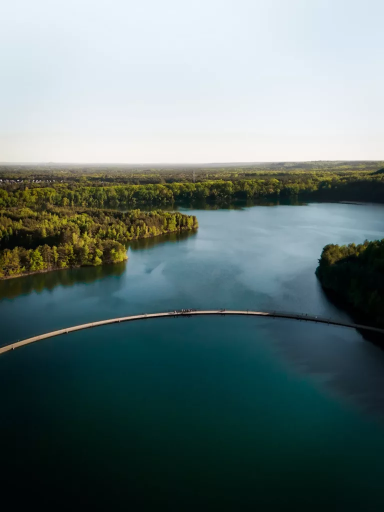 Décor de rêve, lac et passerelle de Mijnterrils dans le parc naturel de la Haute Campine (Hoge Kempen)