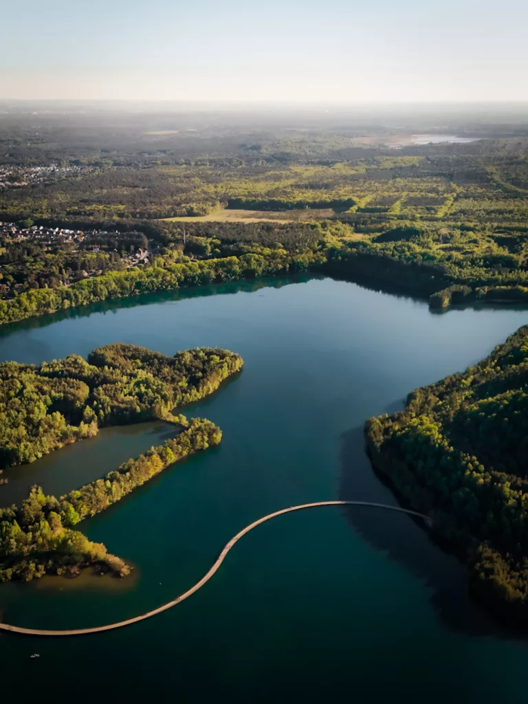 Vue impressionnante de la passerelle de Mijnterrils dans le parc naturel de la Haute Campine (Hoge Kempen)
