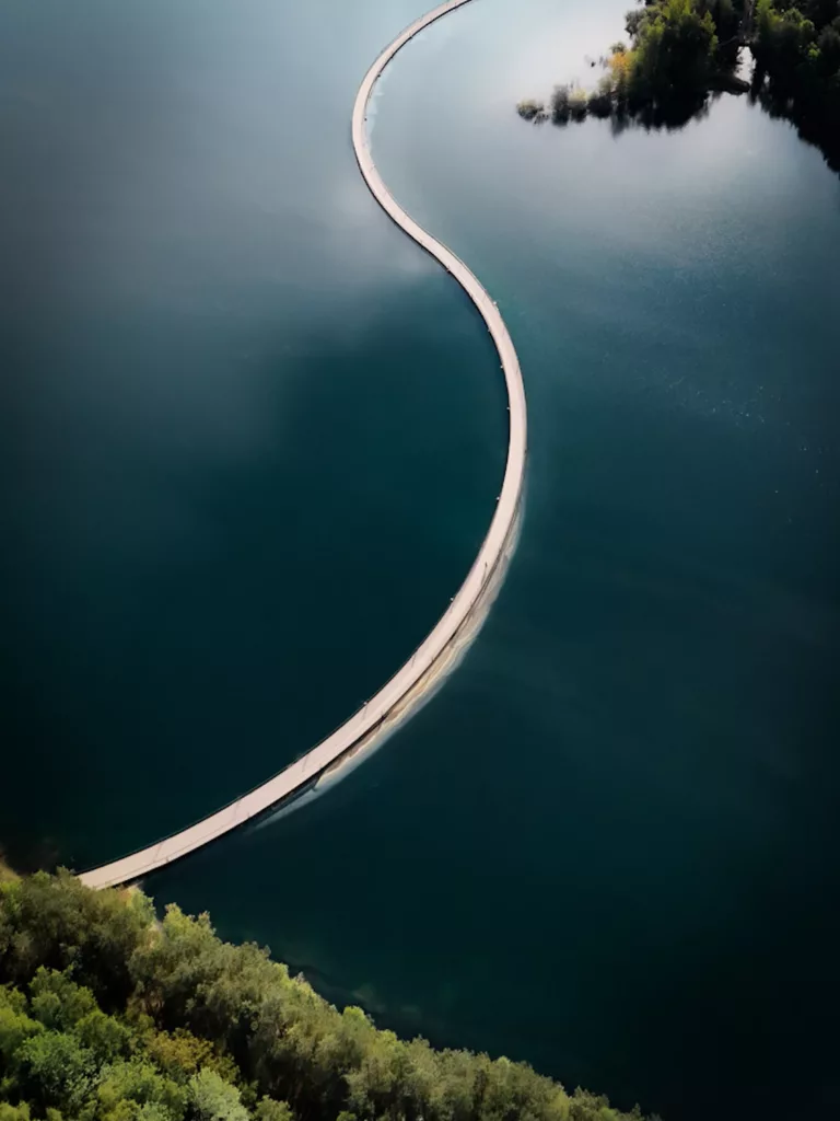 La forme de la passerelle flottante de Mijnterril dans le parc naturel de la Haute Campine (Hoge Kempen)