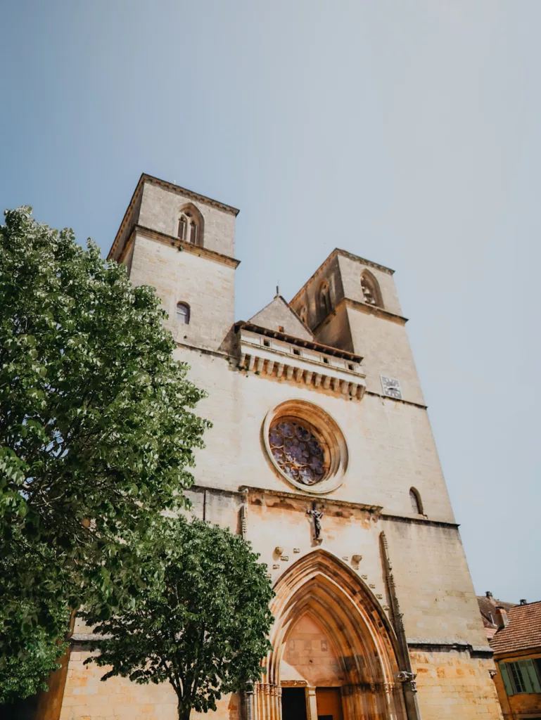 Découverte et visite de la citée médiévale de Gourdon dans le Lot. Grande église Saint-Pierre, église fortifiée à Gourdon