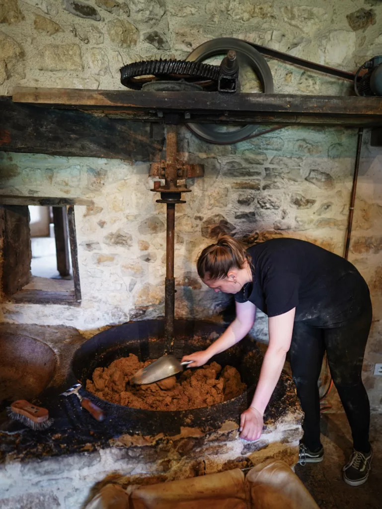 Moulin des Fumades, fabrication d'huile de noix dans le Lot. Visite de l'atelier proche de Gourdon.