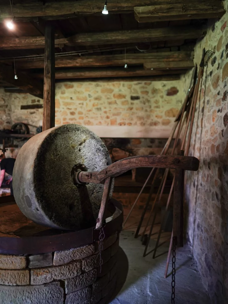 Moulin des Fumades, fabrication d'huile de noix dans le Lot. Visite de l'atelier proche de Gourdon.