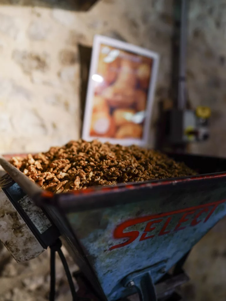 Moulin des Fumades, fabrication d'huile de noix dans le Lot. Visite de l'atelier proche de Gourdon.