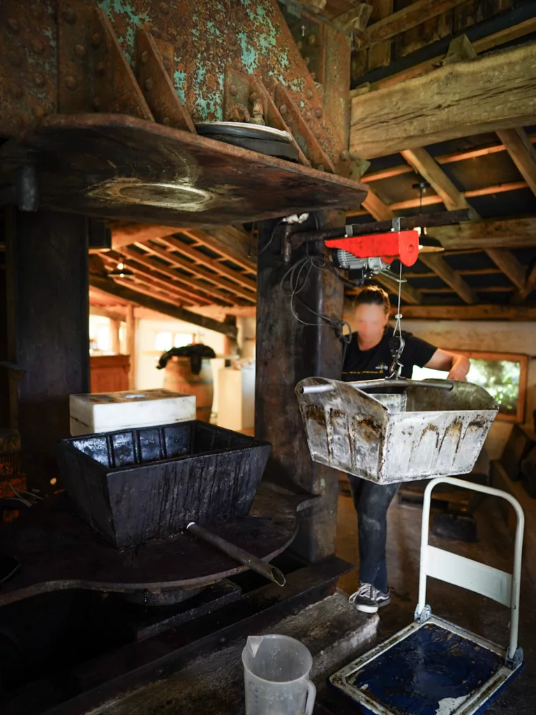 Moulin des Fumades, fabrication d'huile de noix dans le Lot. Visite de l'atelier proche de Gourdon.