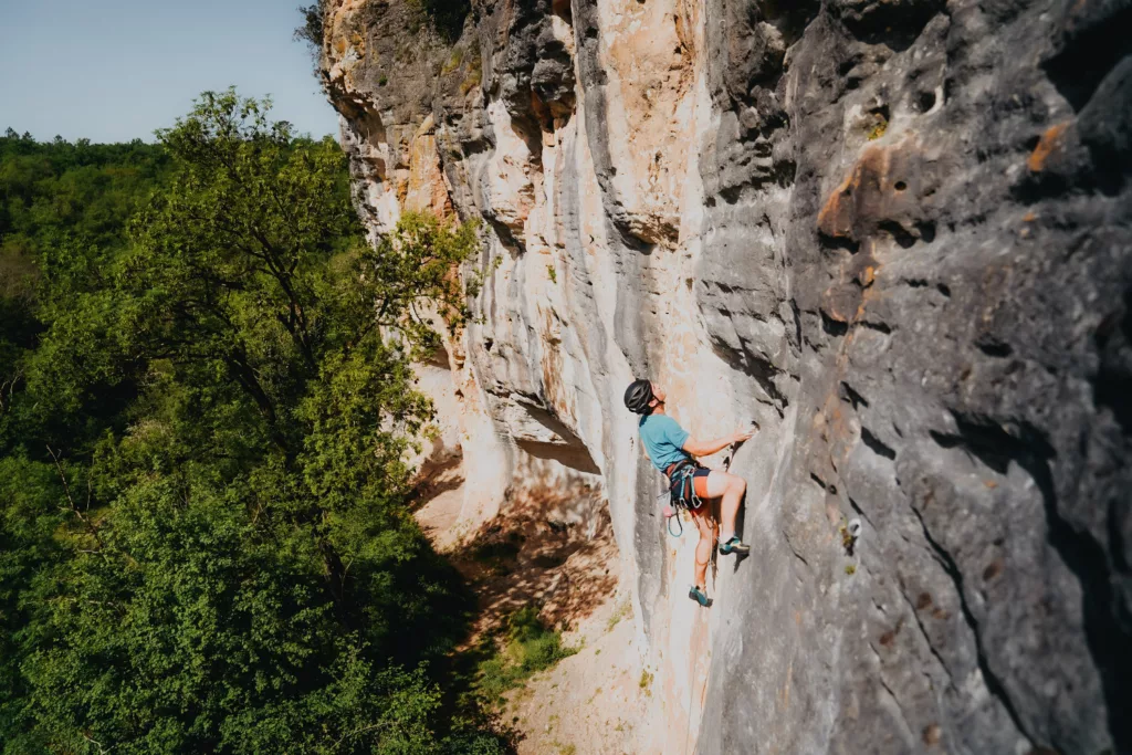 Grimper dans le Lot : falaise d'escalade à Gourdon. Grimper sur la falaise du rocher des Corbeax à Milhac. Recommandations de voies d'escalade dans le Lot.