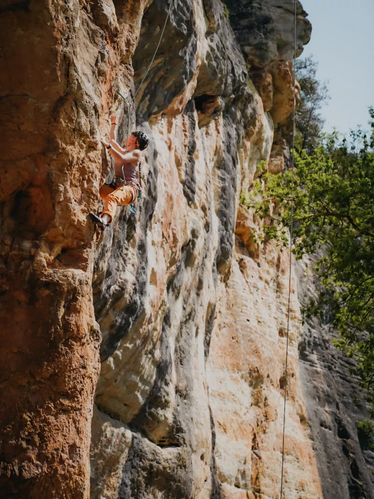 Grimper dans le Lot : falaise d'escalade à Gourdon. Grimper sur la falaise du rocher des Corbeax à Milhac. Recommandations de voies d'escalade dans le Lot.
